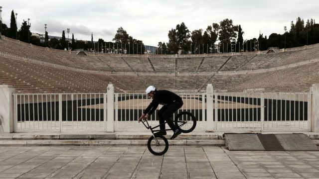 Un ciclista delante del Estadio Panatenaico en Atenas.