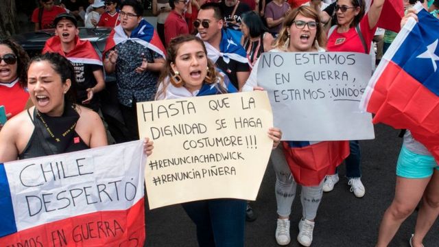 Manifestantes frente a la embajada de Chile en San José, Costa Rica