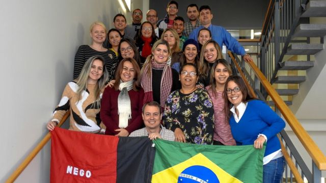 Professores do Brasil e da Finlândia durante projeto