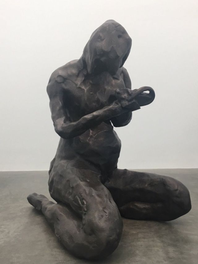 бронзовая скульптура сидящей женщины