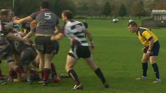 Nigel Owens yn dyfarnu