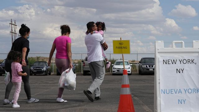 الفنزويلي فريدريك بينانغو، 28 عاماً، يسير مع ابنته فرايدرلينك البالغة من العمر ثلاث سنوات وزوجته جوليانيس كونتريراس، 23 عاماً، للصعود إلى حافلتهم المتجهة إلى نيويورك في مركز استقبال المهاجرين الذي تديره مدينة إل باسو ومكتب إدارة الطوارئ، في إل باسو، تكساس، الولايات المتحدة