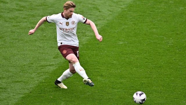 Kevin De Bruyne passes the ball