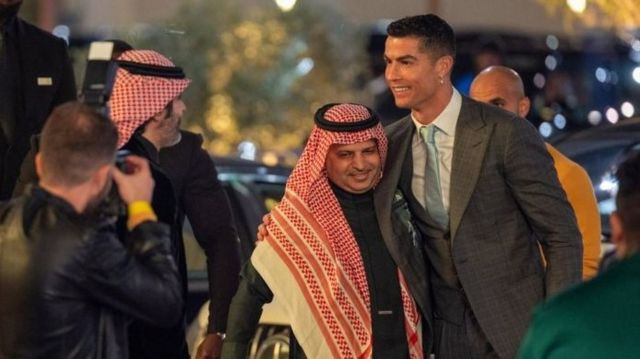Cristiano Ronaldo accueilli par les officiels d'Al Nasri.