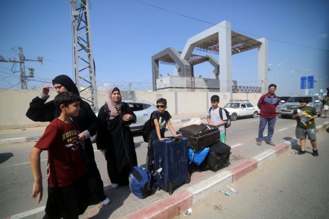 Habitantes de Gaza en la frontera con Egipto