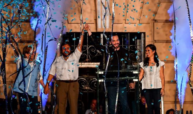 Nayib Bukele (2-R) de la Gran Alianza Nacional (GANA), su esposa Gabriela Rodríguez (R) y el vicepresidente Félix Ulloa (2-L) celebran tras ganar las elecciones presidenciales en San Salvador el 3 de febrero de 2019.