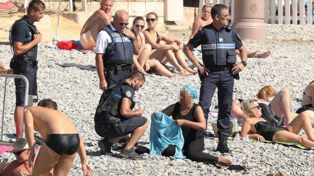 仏ニースの砂浜で「ブルキニ」を着ていた女性を警察が取り締まった。ニースでは7月にイスラム過激派の攻撃で80人以上が死亡している。