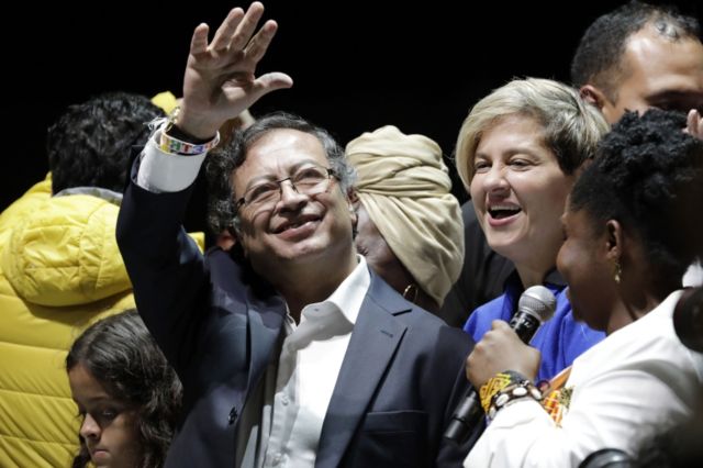 O presidente eleito da Colômbia Gustavo Petro, acompanhado da esposa, Veronica Alcocer, e da agora vice-presidente, Francia Marquez , participa de evento após vencer as eleições presidenciais colombianas , na Movistar Arena em Bogotá, na Colômbia, no dia 19 de junho de 2022
