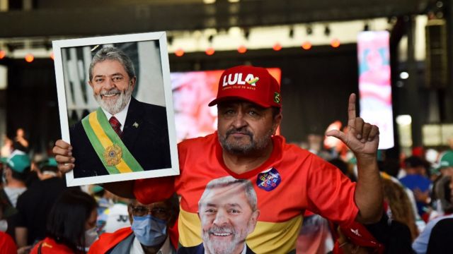 Simpatizantes de Lula con pancartas