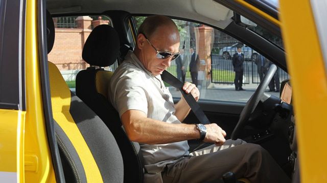 Putin 2010'da Habarovsk kentinde bir Lada sürerken