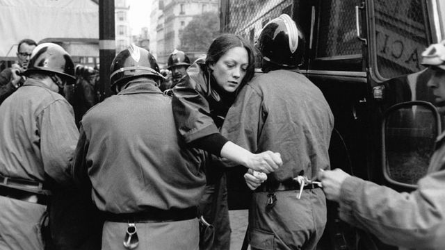 Mulher detida em protesto em maio de 1968, em Paris