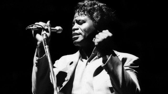 قال تشاك دي إن أغنية "قلها بصوت عال أنا أسود وافتخر" التي قدمها جيمس براون عام 1968 كانت العمل الذي أقنعه بأن يقول إنه "أسود البشرة وليس زنجيا"