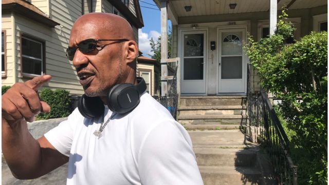 Keith Moody, um instrutor de fitness, diz que a rodovia é uma praga no bairro