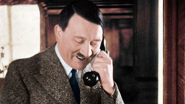 Hitler hablando por teléfono