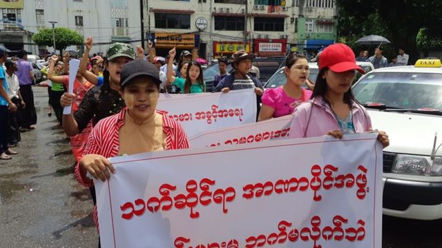 မြို့တော်ခန်းမရှေ့မှာ ဆန္ဒထုတ်ဖော်ခဲ့တဲ့ အလုပ်သမားသမဂ္ဂအသီးသီးက အလုပ်သမားတွေ
