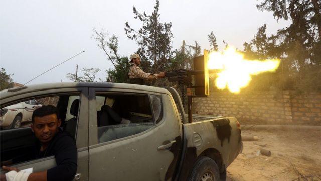 أحد المقاتلين التابعين لحكومة الوفاق الوطني يطلق النار على قوات حفتر. 21 مايو/أيار 2019