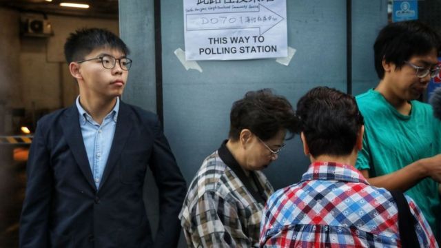 Joshua Wong, nhà hoạt động dân chủ Hong Kong, người bị chính quyền cấm tranh cử, đi bỏ phiếu hôm 24/11/2019