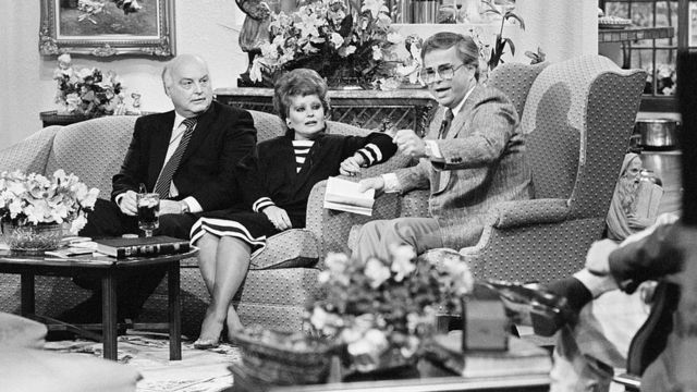 Jim e Tammy com um convidado em seu programa 'People That Love', em 28 de abril de 1986