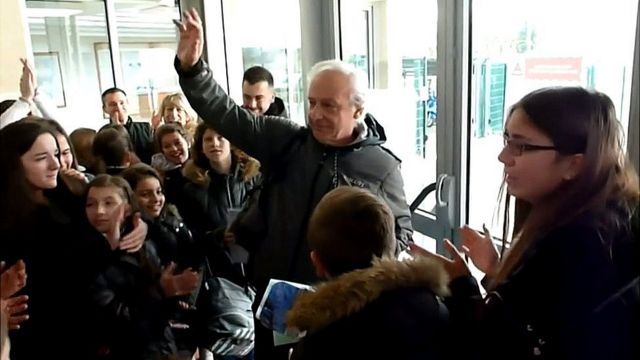 Professor Alain Donnat se despede dos alunos em escola na Borgonha