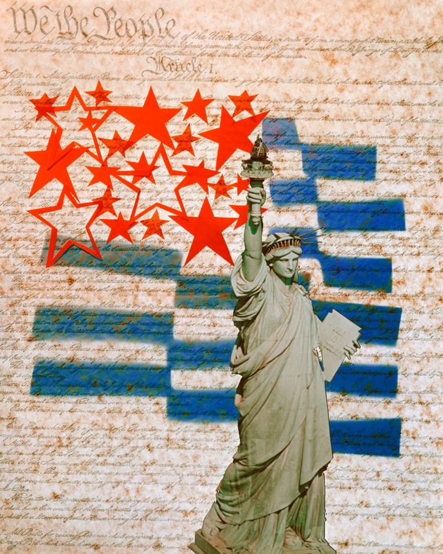 La declaración de la Independencia de EE.UU. con la Estatua de la Libertad y la bandera