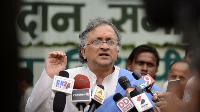 প্রশাসকদের একজন হলেন ইতিহাসবিদ রামচন্দ্র গুহ