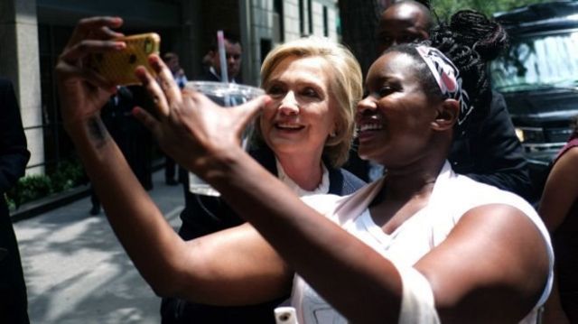 Hillary tira foto com fã