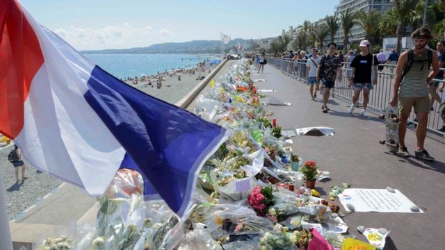 海外沿いにある遊歩道の事件現場には、犠牲者を悼む花束が手向けられている（21日、南仏ニース）