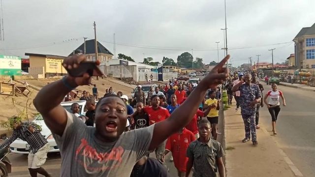 Evribodi both young and old don run enta road dey celebrate di victory wit songs and dance .