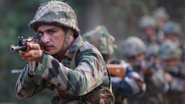 जम्मू कश्मीर में तैनात भारतीय सेना का एक जवान.
