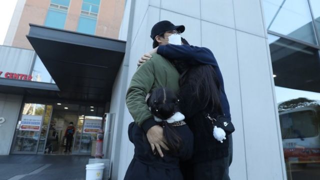 The family of the eldest son Geun-hyeong, the eldest son of a labor group leader, Mo Park, who was resuscitated 221 hours after the funeral incident, hugs and rejoices together at Andong Hospital in Gyeongbuk, in Iksan, Jeollabuk-do, on the morning of the 5th.