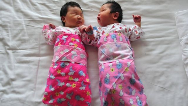 File photo: Newborn babies lie on a hospital bed in Beijing, 1 December 2008