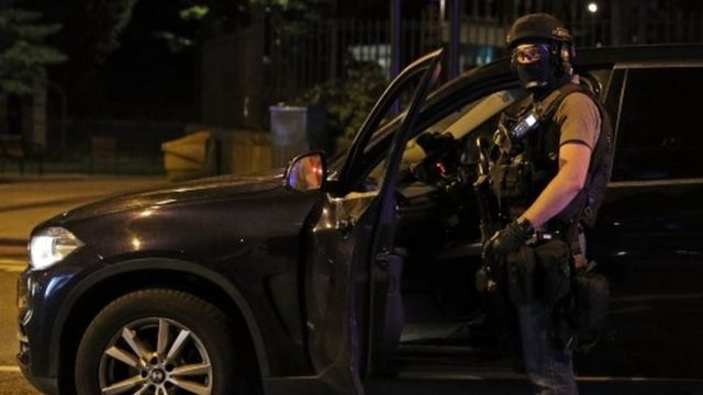 Сортудник спецслужб проверяет автомобиль в Лондоне
