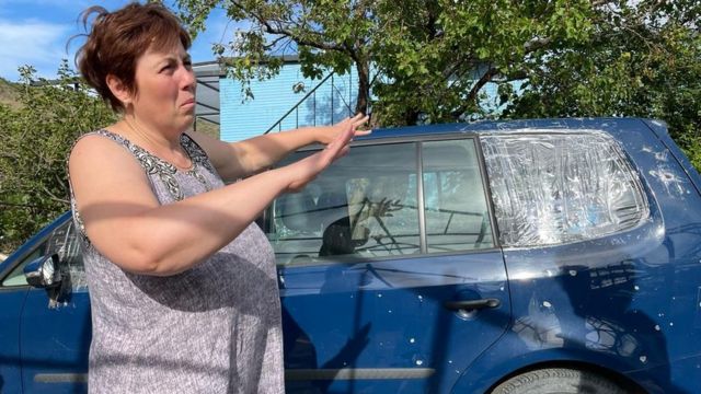 Natasha montre des dommages aux voitures conduites de Marioupol à la Géorgie