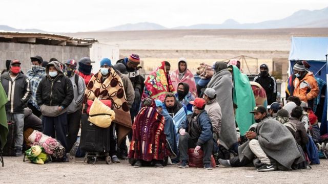 Migrantes venezolanos y colombianos en Colchane.