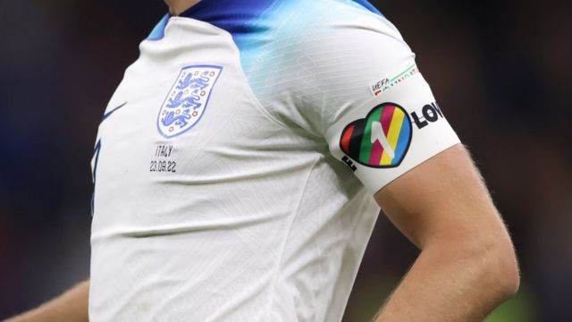 Harry Kane of the England national team wearing a armband "One Love"