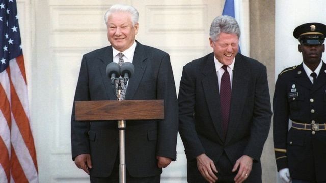 前俄罗斯领导人叶利钦和美国前总统克林顿在新闻发布会上分享笑话。(photo:BBC)