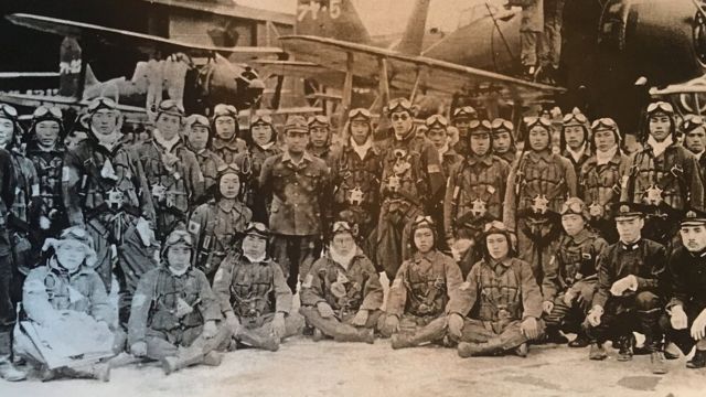 神風特攻隊を撮影した写真。隊員の一人、山田斂（おさむ）さんは生き延びたが、仲間のほとんどは大戦中に飛行機ごと敵に突っ込み亡くなった