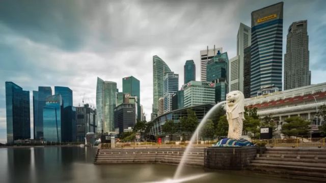 也有觀察人士稱，香港和新加坡不斷競爭，但可能未來花落第三者，比如上海。