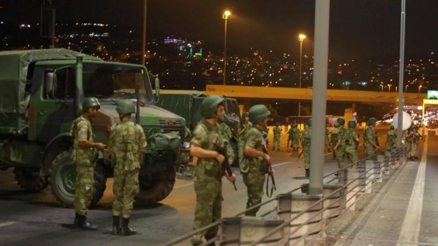 Un grupo de militares en Turquía aseguró el viernes por la noche haber tomado el poder y dijo haber instalado en el gobierno a un "consejo para la paz de la patria". En la imagen se ve a militares bloqueando el acceso al puente del Bósforo en Estambul, el cual une la parte europea y la asiática de la ciudad.