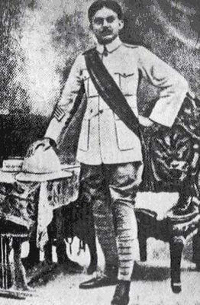 ব্রিটিশ ভারতীয় সেনাবাহিনীতে যোগ দিয়েছিলেন নজরুল ইসলাম