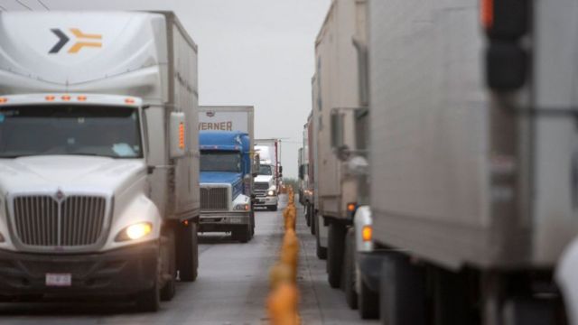 Transportistas en la carretera Monterrey-Nuevo Laredo