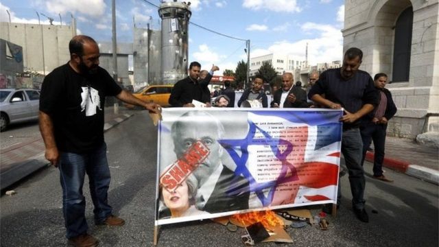 فلسطینیان میگویند اقدام بریتانیا شانس تشکیل کشوری مستقل را از آنها گرفته است.