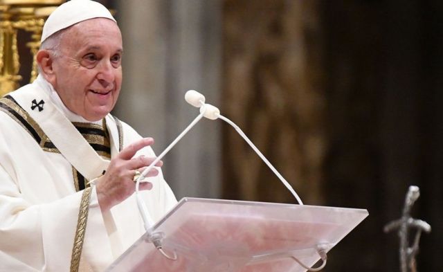 वेटिकन सिटी में भाषण देते हुए ईसाई धर्म गुरु पोप फ्रांसिस
