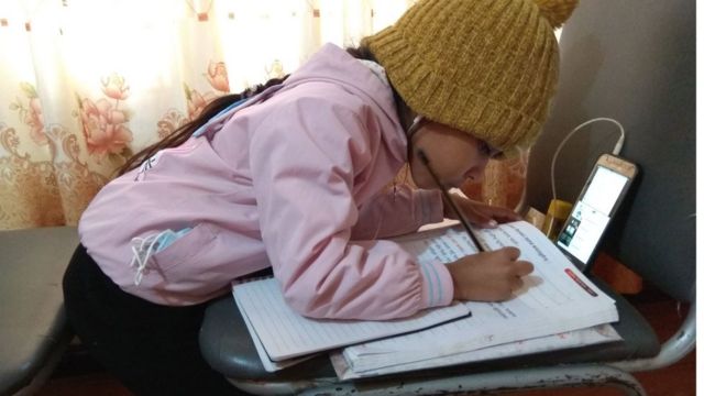 अनलाइन कक्षा लिँदै एक विद्यार्थी