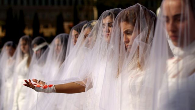 Ativistas da ONG Abaad no Líbano protestam vestidas de noiva