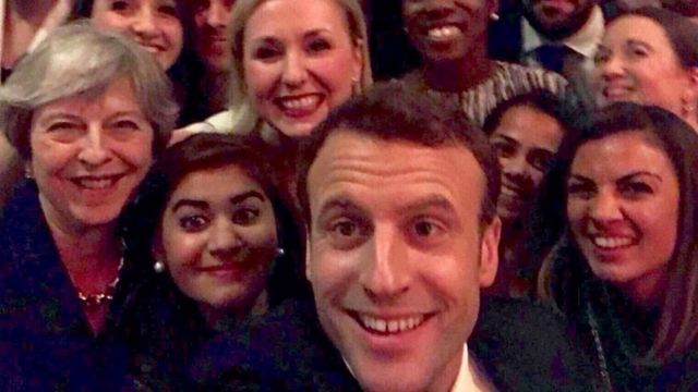 Madaxweyne Macron oo sawir uu isagu qaaday oo ay kula jirto Theresa May kula galay xarunta matxafka Alberta