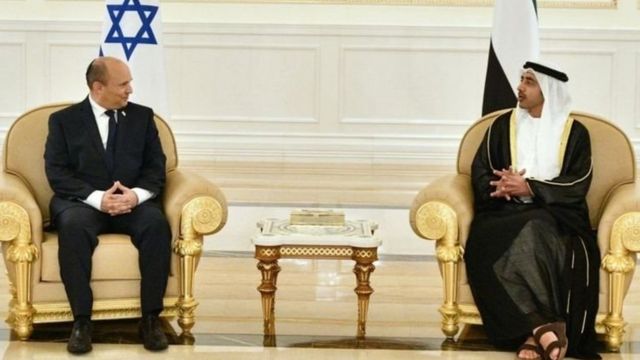 अबु धाबी के प्रिंस ज़ाएद अल नेहयान, इसराइल के प्रधानमंत्री नेफ़्टाली बैनेट का स्वागत करते हुए.