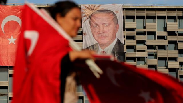 Флаги Турции и портрет Эрдогана на площади Таксим