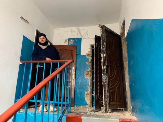 Pintu-pintu yang dihancurkan di apartemen di Bucha.