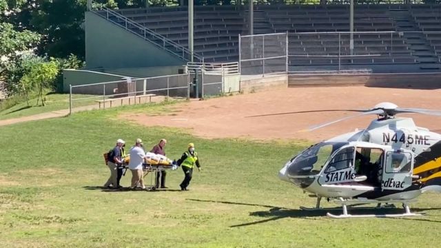 Salman Rushdie foi levado de helicóptero para o hospital